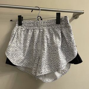 Lululemon polka dot flowy shorts size 6